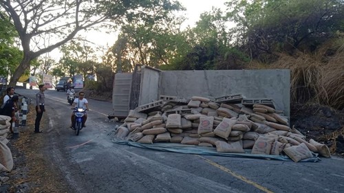 Truk engkel yang mengangkut puluhan sak semen terguling di jalur Amlapura-Singaraja, tepatnya di tanjakan menikung Pura Tegeh, Desa Tulamben, Kubu, Karangasem, Bali, Rabu (7/10/2026) (Foto: Dok. Polres Karangasem)