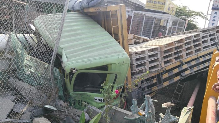 Truk tronton terjun dari jembatan di jalan Kebasen-Kemranjen, Desa Bangsa, Kecamatan Kebasen, Banyumas, Rabu (7/10/2026) pagi.