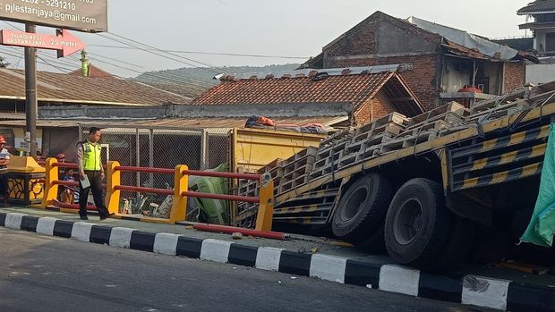 Truk tronton terjun dari jembatan di jalan Kebasen-Kemranjen, Desa Bangsa, Kecamatan Kebasen, Banyumas, Rabu (7/10/2026) pagi. Truk tronton terjun dari jembatan di jalan Kebasen-Kemranjen, Desa Bangsa, Kecamatan Kebasen, Banyumas, Rabu (7/10/2026) pagi.