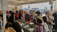 Kru Kapal MV Doulos Hope Happy dengan Wisatawan di Jakarta