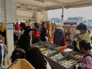 Kru Kapal MV Doulos Hope Happy dengan Wisatawan di Jakarta