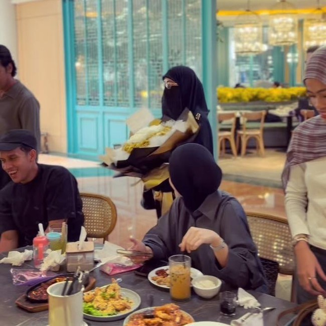 Egy Maulana Vikri Rayakan Indonesia Juara, Dapat Buket Bunga dari Ummi Pipik