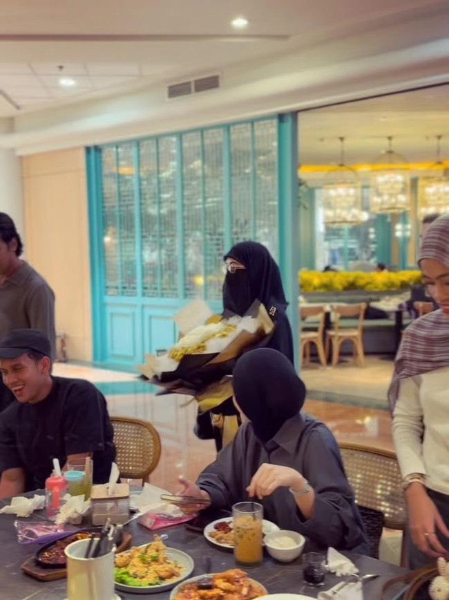 Egy Maulana Vikri Rayakan Indonesia Juara, Dapat Buket Bunga dari Ummi Pipik