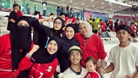 Momen Ummi Pipik bersama keluarga menonton final Indonesia versus Thailand. Setelahnya mereka kegirangan karena juara. (Foto: dok Instagram _ummi_pipik_)