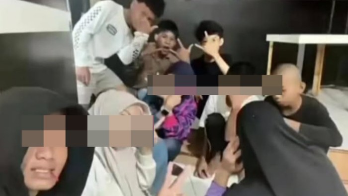 Viral di media sosial, remaja diduga berswafoto dengan anggota geng motor terlibat pembunuhan di Makassar.