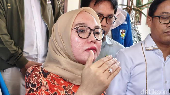 Wakil Menteri Koperasi (Wamenkop) Farida Farichah usai menghadiri pelantikan DPD KNPI Lamongan.
