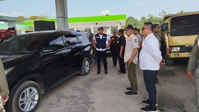 Wakil Wali Kota Kendari Sudirman melakukan inspeksi mendadak (sidak) di SPBU Puuwatu.