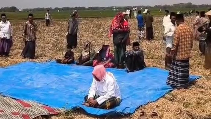 Warga Desa Sumberagung, Kecamatan Dander, Kabupaten Bojonegoro salat istisqa atau minta hujan