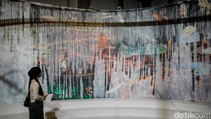 Sebagai latar karya Tyger, terdapat lukisan instalasi Waterfall dari cat hidrokromik yang menggambarkan pengerukan sumber daya alam serta kerusakan akibat perang.