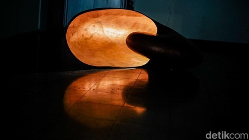 Seniman Bagus Pandega dan Kei Imazu menggelar pameran seni bertajuk Wet di Galeri Seni ROH, Gondangdia, Jakarta Pusat, Rabu (7/10/2026).