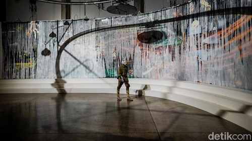 Seniman Bagus Pandega dan Kei Imazu menggelar pameran seni bertajuk Wet di Galeri Seni ROH, Gondangdia, Jakarta Pusat, Rabu (7/10/2026).