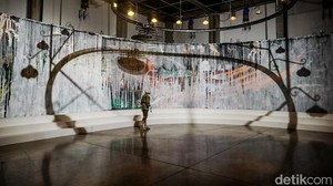 Seniman Bagus Pandega dan Kei Imazu menggelar pameran seni bertajuk Wet di Galeri Seni ROH, Gondangdia, Jakarta Pusat, Rabu (7/10/2026).