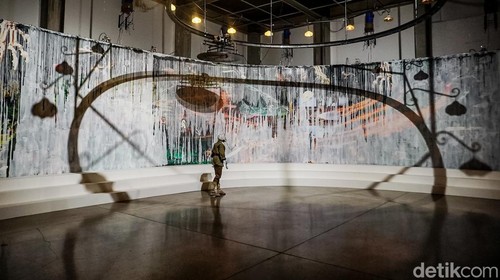 Seniman Bagus Pandega dan Kei Imazu menggelar pameran seni bertajuk Wet di Galeri Seni ROH, Gondangdia, Jakarta Pusat, Rabu (7/10/2026).