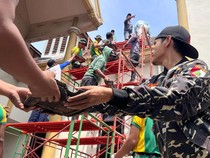 Sejuk! Banser Ikut Gotong Royong Renovasi Genting Gereja di Lawang