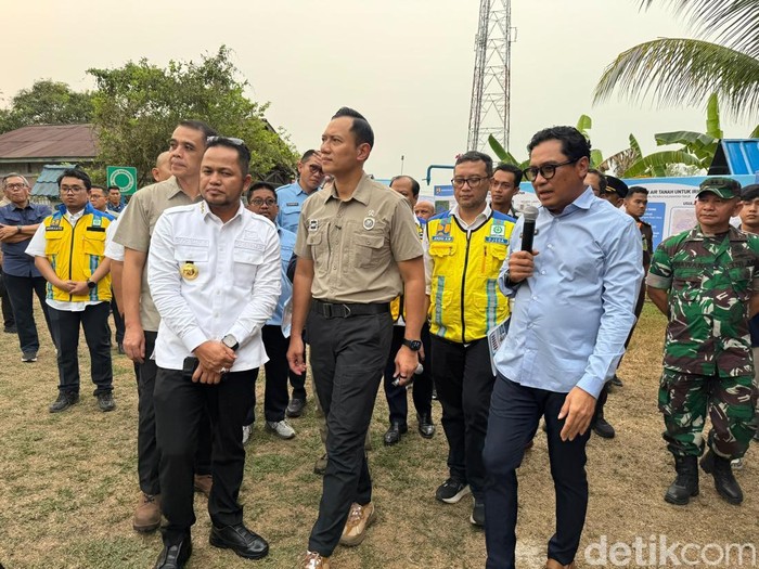 AHY saat meninjau langsung proyek pembangunan sumur bor Instalasi Pengolahan Air (IPA) Gunung Tembak di Kelurahan Teritip, Kecamatan Balikpapan Timur.