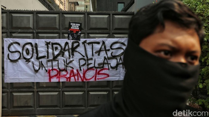 Sejumlah pelajar dan aktivis menggelar aksi unjuk rasa bertajuk 'Solidaritas untuk Pelajar Prancis' di depan Kedutaan Besar Prancis, Jakarta Pusat, Kamis (8/10/2026).