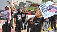 Sejumlah pelajar dan aktivis menggelar aksi unjuk rasa bertajuk Solidaritas untuk Pelajar Prancis di depan Kedutaan Besar Prancis, Jakarta Pusat, Kamis (8/10/2026). 