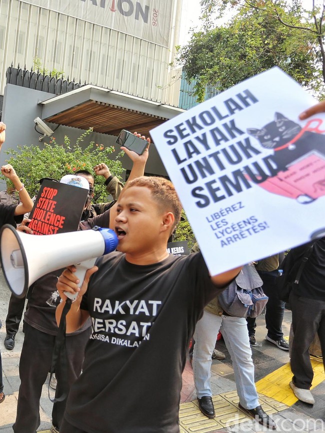 Aksi Solidaritas Aktivis Indonesia untuk Pelajar Prancis