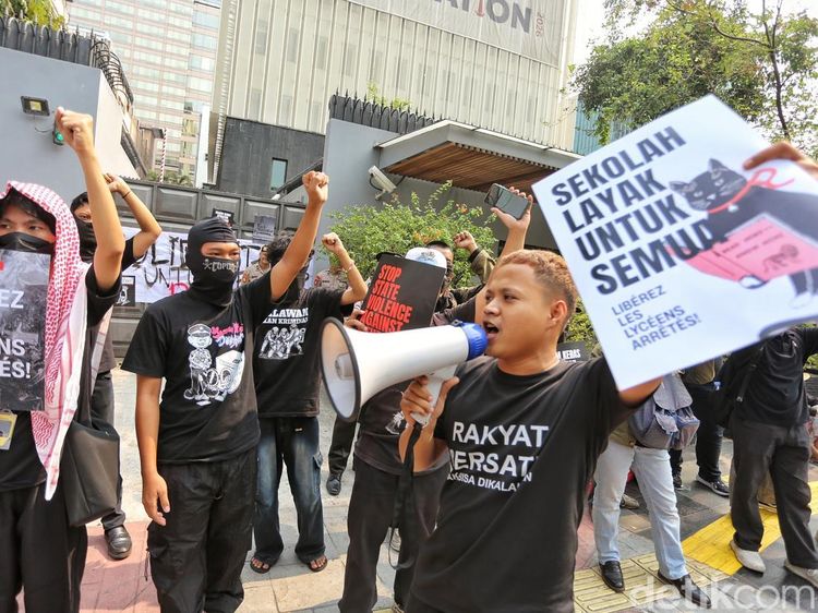 Aksi Solidaritas Aktivis Indonesia untuk Pelajar Prancis