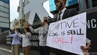 Aksi tersebut menyoroti analisis Market Forces yang menyebut kebijakan sejumlah bank Singapura masih menyisakan celah untuk pembiayaan proyek batu bara captive. 