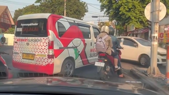 Angkutan Wirawiri Suroboyo yang diviralkan terobos dan sopirnya bentak pengendara