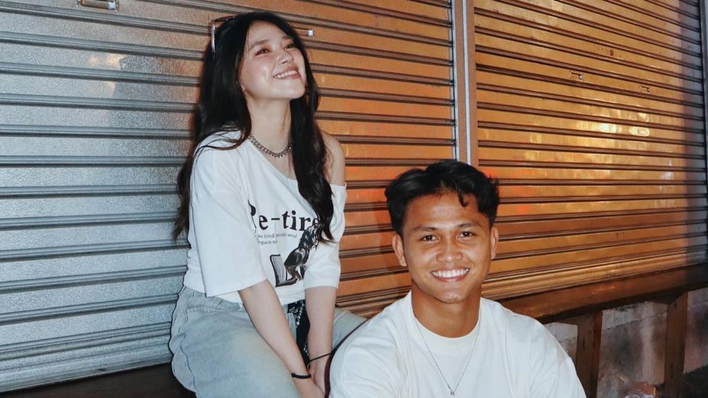 Habis Ditemani Manggung, Anneth Nonton Aksi Hokky Caraka di Lapangan