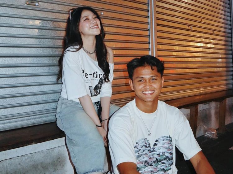 Habis Ditemani Manggung, Anneth Nonton Aksi Hokky Caraka di Lapangan