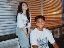Habis Ditemani Manggung, Anneth Nonton Aksi Hokky Caraka di Lapangan