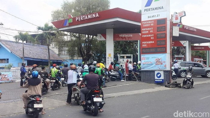 Antrean Pertalite di SPBU Kota Malang
