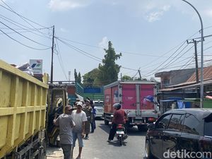 Bolak-balik Truk Timbun Solar Saat Antrean SPBU Parepare Mengular