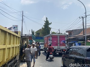 Bolak-balik Truk Timbun Solar Saat Antrean SPBU Parepare Mengular