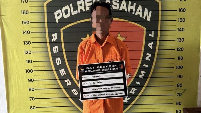 Tersangka saat ditahan di Polres Asahan.