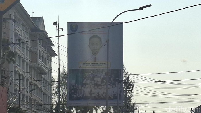 Baliho bervisual seorang bocah di simpang empat Jalan Suryatmajan, Gondomanan, Kota Jogja, Kamis (8/10/2026).