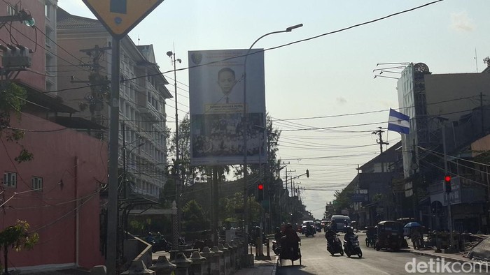 Baliho bervisual seorang bocah di simpang empat Jalan Suryatmajan, Gondomanan, Kota Jogja, Kamis (8/10/2026).