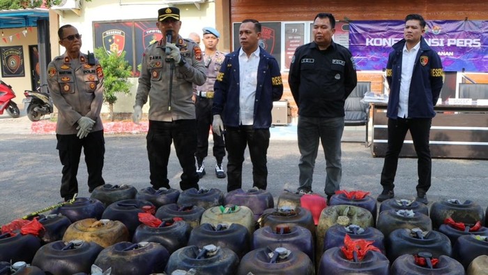 Barang bukti jeriken berisi solar subsidi diamankan polisi.