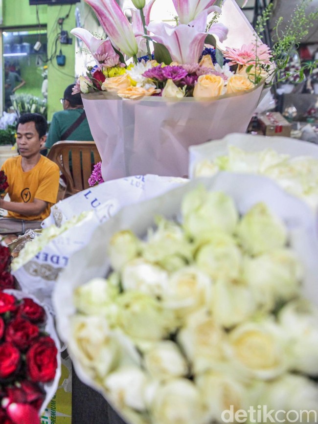 Beragam Bunga di Rawa Belong Manjakan Mata Pembeli