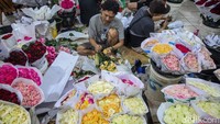 Selain mawar, tersedia pilihan bunga gompie seharga Rp65 ribu per paket serta bunga pikok seharga Rp80 ribu per paket besar.