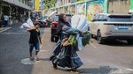 Beragam Bunga di Rawa Belong Manjakan Mata Pembeli