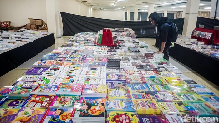 Pengunjung mendatangi Pasar Literasi di Blok M Hub, Jakarta Selatan, Kamis (8/10/2026). Kegiatan ini berlangsung pada 1–11 Oktober 2026.