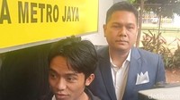 Betrand Peto Datangi Polda Jalani Pemeriksaan Dugaan Kekerasan Seksual