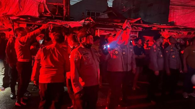 Brimob Metro Jaya bantu pedamkan kebakaran di Kramat Pulo, Senen, Jakpus