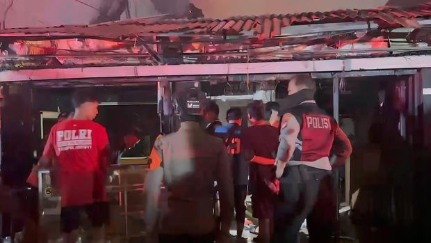 Brimob Metro Jaya bantu padamkan kebakaran di Kramat Pulo, Senen, Jakpus