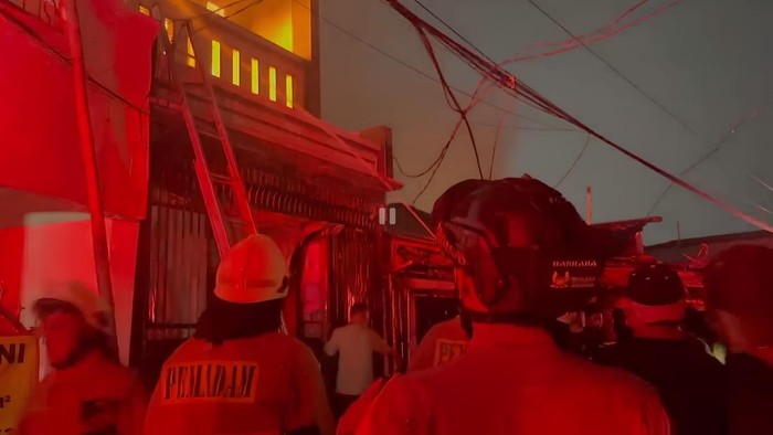 Brimob Metro Jaya membantu memadamkan kebakaran di Senen, Jakpus. (Dok. Istimewa)