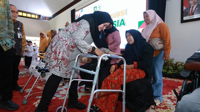 Bupati Ipuk saat luncurkan Teman Lansia