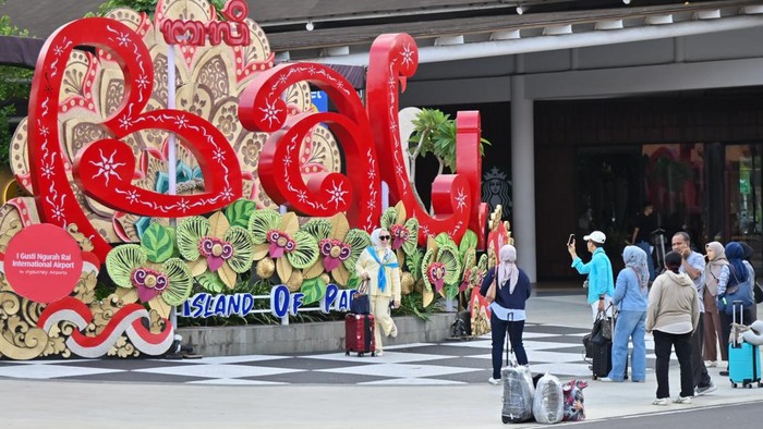 Penumpang pesawat berfoto setibanya di Bandara Internasional I Gusti Ngurah Rai, Badung, Bali, Kamis (8/10/2026). Pengelola bandara itu menargetkan penguatan konektivitas udara seperti melalui pembukaan rute baru, penambahan maskapai baru, maupun penambahan frekuensi penerbangan untuk meningkatkan jumlah penumpang yang tercatat mencapai 15,5 juta penumpang pada periode Januari-Agustus 2026. ANTARA FOTO/Fikri Yusuf/YU