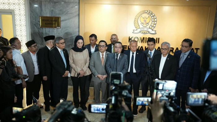 Wakil Ketua DPR Sufmi Dasco Ahmad bersama Komisi II DPR di kompleks parlemen, Senayan, Jakarta, Kamis (8/10/2026).