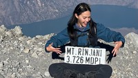 Della Dartyan bersyukur sekali bisa mencapai puncak Gunung Rinjani. Mari menikmati alam tanpa merasa memiliki. Mari datang dengan kesadaran, dan pulang dengan rasa syukur, tulisnya. (Foto: dok Instagram delladartyan)