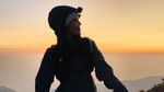 Della Dartyan Bahagia Bucket List Daki Gunung Rinjani Tercapai