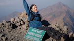 Della Dartyan Bahagia Bucket List Daki Gunung Rinjani Tercapai