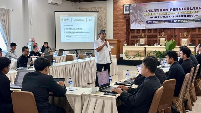 Diskominfo Kabupaten Bogor mendorong peningkatan kompetensi pengelola dalam aspek teknis, pengelolaan data, keamanan informasi, serta pemanfaatan teknologi.
